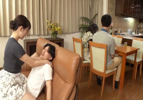 Chị gái kế dâm đãng ngang nghiên ngồi địt sau lưng bố mẹ