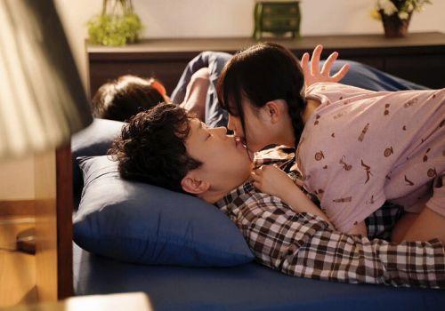 Con gái riêng của vợ trốn sang phòng gạ gẫm chịch lén