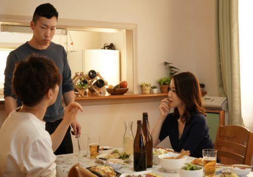 Ghé thăm nhà bạn và đắm chìm vì mẹ bạn quyến rũ