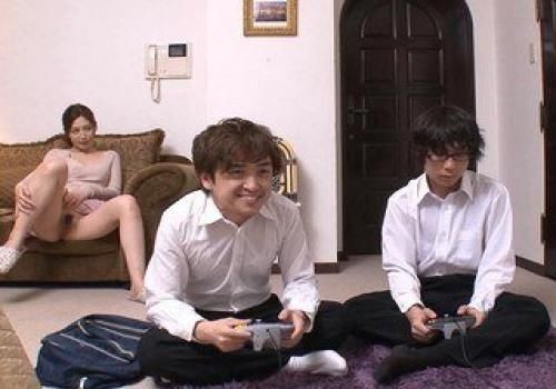 Sang nhà bạn thân chơi game, gặp bà mẹ khiêu dâm bất ngờ